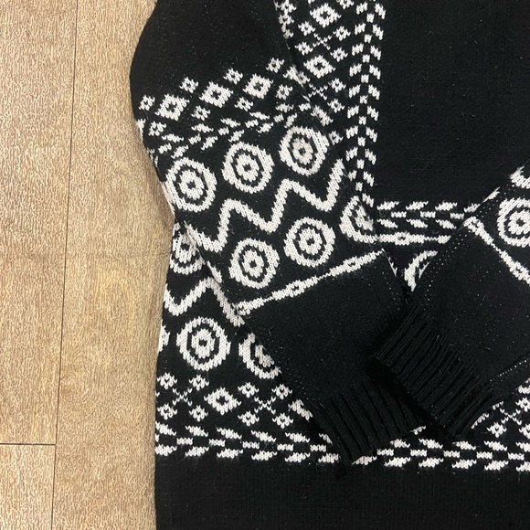 Vintage Black and White Abstract Sweater - Picture 3 of 3